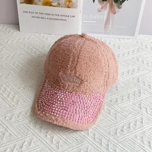 Dettaglio cappellino rosa in pile con tesa di strass e ricamo Take Off in rilievo