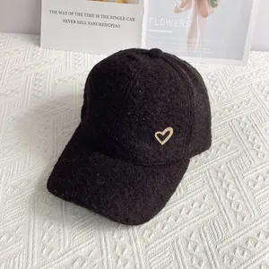 Gros plan détaillé d'une casquette de baseball noire en peluche avec un cœur en diamants