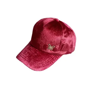 Berretto da baseball in velluto rosa scuro con emblema a farfalla dorata e coste
