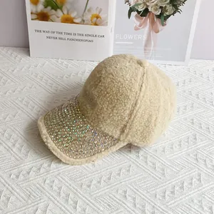 Dettaglio cappello da baseball beige in simil montone con visiera di strass brillanti