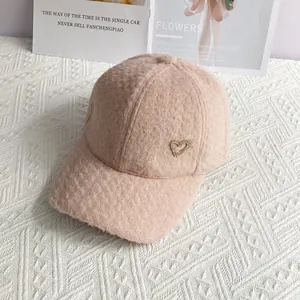 Détail de la casquette rose en peluche d'alpaga avec un motif cœur en strass brillant