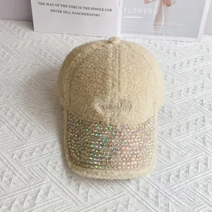 Dettaglio del cappello in pile beige con visiera di strass e ricamo Take Off