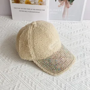Dettaglio cappellino beige in pile con ricamo Take Off e visiera con strass