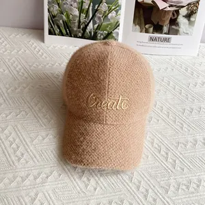 Dettaglio cappello baseball in ciniglia cammello con elegante ricamo della lettera Create
