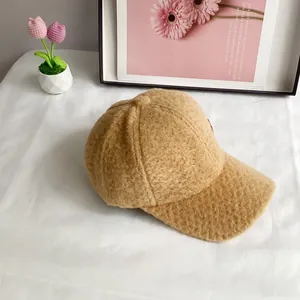 Détail de la texture en velours d'alpaga kaki et coutures fines d'une casquette de baseball