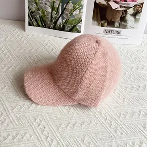Dettaglio del cappellino da baseball in ciniglia rosa con trama morbida e ricamo