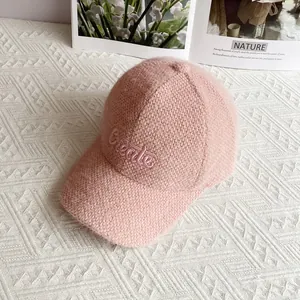 Dettaglio del berretto da baseball in ciniglia rosa con ricamo Create in rilievo