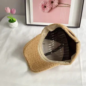 Détail d'une casquette de baseball en peluche marron clair avec doublure et support interne