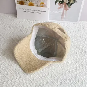 Vista interna del cappellino sherpa beige con fascia antisudore e fodera interna