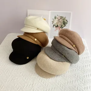 Casquettes gavroche classiques en laine pour femmes en six couleurs avec bouton doré
