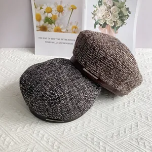 Bérets à la mode en tweed pour femmes en gris foncé et marron avec garniture métallique