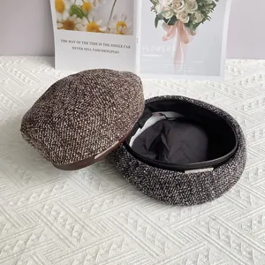 Bérets chic en tweed marron et gris avec détails en strass et bordure élégante