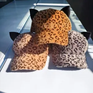 Berretto da Baseball in Peluche con Stampa Leopardata da Donna Con Simpatiche Orecchie da Gatto Berretto con Visiera in Pelliccia Sintetica Calda per Moda Streetwear