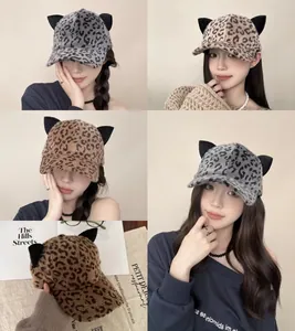 Dettaglio del cappellino leopardato con orecchie da gatto in grigio, beige e marrone