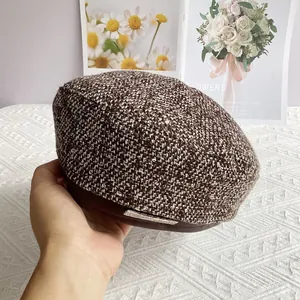 Détails du béret en tweed marron avec sequins et bordure en cuir de haute qualité