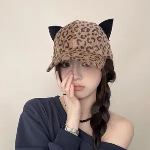 Dettaglio del cappello da baseball leopardato in peluche con graziose orecchie da gatto