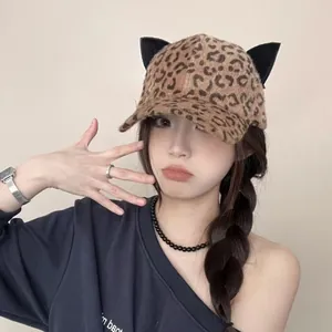 Berretto da baseball in peluche leopardato con orecchie di gatto per stile urbano
