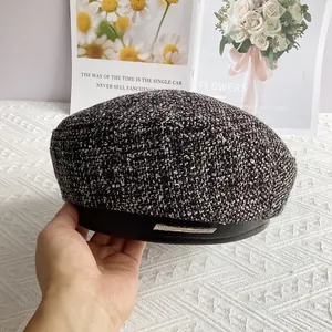 Détails du béret en tweed avec sequins, bordure en similicuir et boucle en strass chic