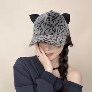 Dettaglio cappello baseball leopardato con orecchie da gatto in morbida ecopelliccia
