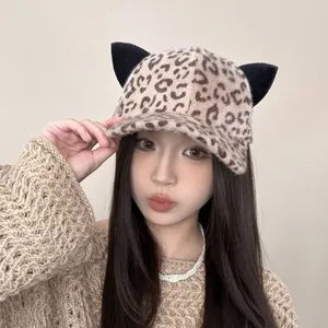 Cappello da baseball in peluche leopardato con orecchie di gatto 3D e consistenza morbida