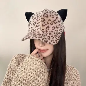 Dettaglio del cappello leopardato in peluche con orecchie da gatto e morbida trama calda