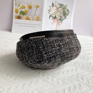 Détail du béret en tweed avec bordure en similicuir noir et strass étincelants