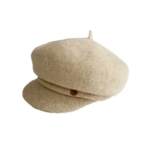 Béret casquette classique en laine beige pour femme avec bouton métal vintage