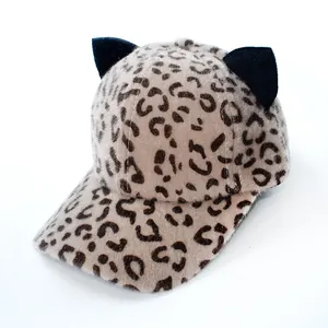 Dettaglio cappello baseball leopardato in pelliccia sintetica con orecchie di gatto