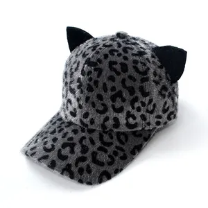 Dettaglio del cappello da baseball leopardato soffice con orecchie da gatta nere