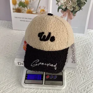 Detalle de gorra de béisbol de invierno tipo patchwork pesando 101g en una báscula