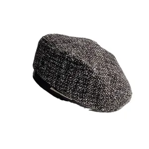 Béret classique en tweed noir et blanc pour femme avec garniture métallique et visière