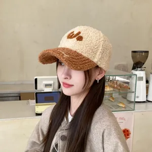 Detalle de la gorra de béisbol de lana de cordero bicolor con bordado