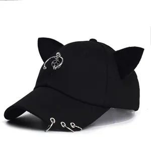 Berretto da baseball nero con orecchie da gatto, anelli punk e ciondolo a stella