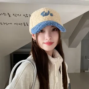 Detalle de gorra de béisbol bicolor en felpa suave con bordado de letras en 3D