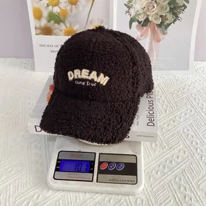 Detail einer schwarzen Lammwoll-Baseballkappe mit DREAM-Stickerei, Gewicht 101g