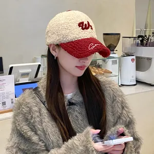 Detalle de gorra de béisbol de borreguito con bordado W y visera granate en una cafetería