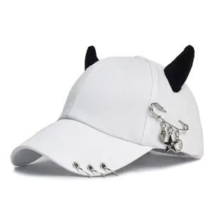 Berretto da baseball bianco con corna da diavolo, anelli metallici e ciondoli punk