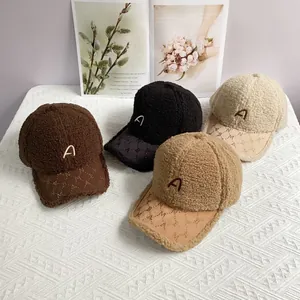 Detail von Winter-Baseballkappen aus Teddyfleece in Braun, Schwarz, Khaki und Beige