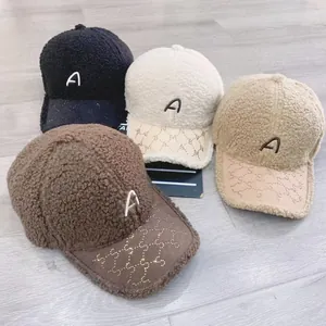 Details von vier flauschigen Baseballkappen mit A-Stickerei und Strasskrempe in vielen Farben