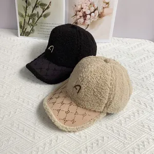 Detail der Teddy-Plüsch-Baseballkappe mit gesteppter Stickerei und weicher Materialtextur