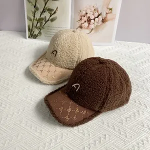Plüsch-Lammwolle Baseballkappen in Beige und Kaffee mit Strassbuchstaben und Sternmustern