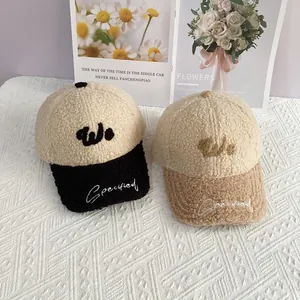 Gorras de béisbol de Sherpa con bordado de letras en colores crema-negro y caqui