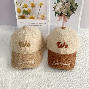 Gorra de béisbol de forro polar sherpa bicolor con bordado 'We' y visera curva de invierno