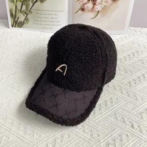Nahaufnahme einer schwarzen Teddy-Baseballkappe mit A-Stickerei und Strass am Schirm