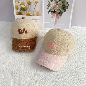 Gorra de béisbol de forro polar sherpa con bordado 'We' en colores marrón y rosa