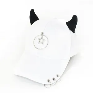 Dettaglio cappello bianco con corna da diavolo e pendenti a stella in argento lucido