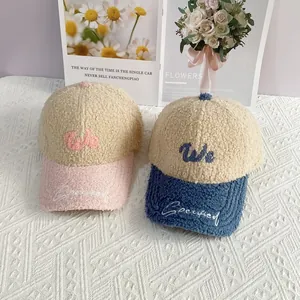 Detalle de gorras de béisbol de lana de cordero con bordado Wo y visera en contraste