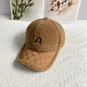 Detailansicht der Teddy-Fleece-Basecap in Camel mit A-Stickerei und glitzernden Strasssteinen
