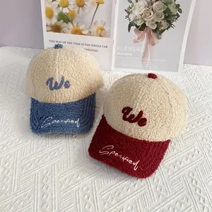 Detalle de gorras de béisbol de forro polar con bordado We y colores de contraste