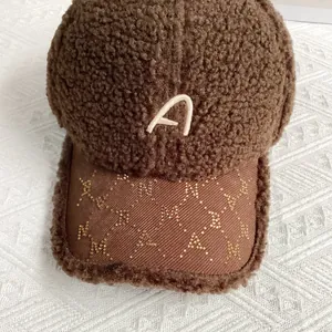 Nahaufnahme der braunen Teddy-Baseballkappe mit weißem A und gemustertem Schirm-Detail